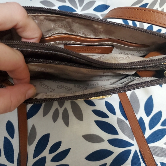 Michael Kors Crossbody - Picture 4 of 8